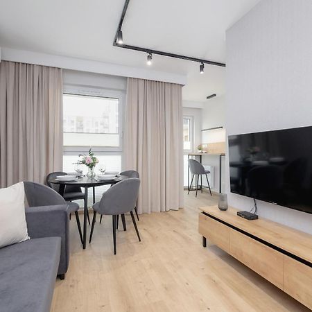 Bright Apartment In Krakow With Garden, Air Conditioning, Parking And Desk By Renters Prestige Экстерьер фото
