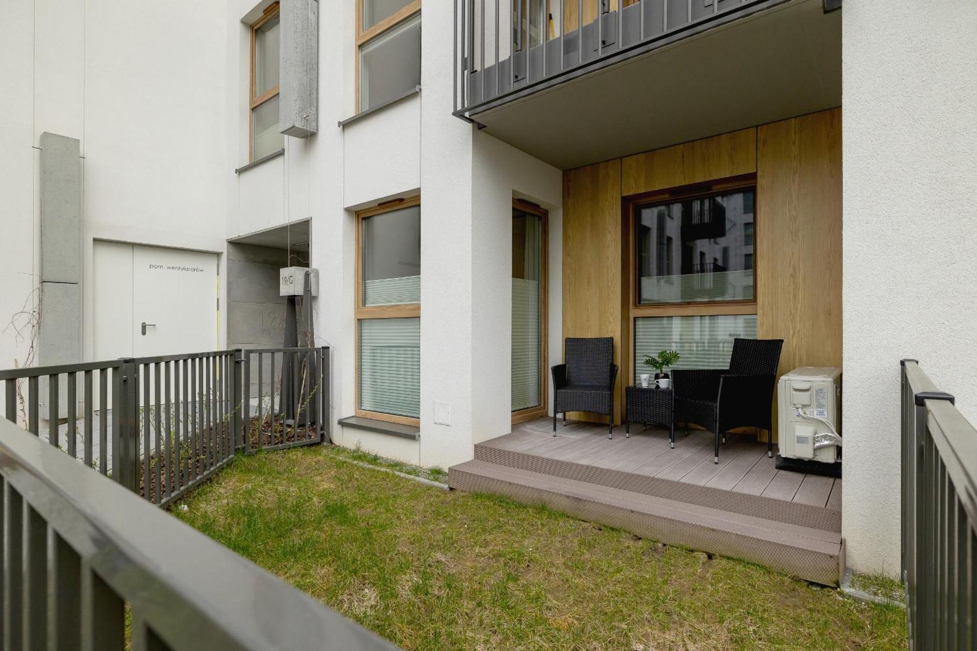 Bright Apartment In Krakow With Garden, Air Conditioning, Parking And Desk By Renters Prestige Экстерьер фото