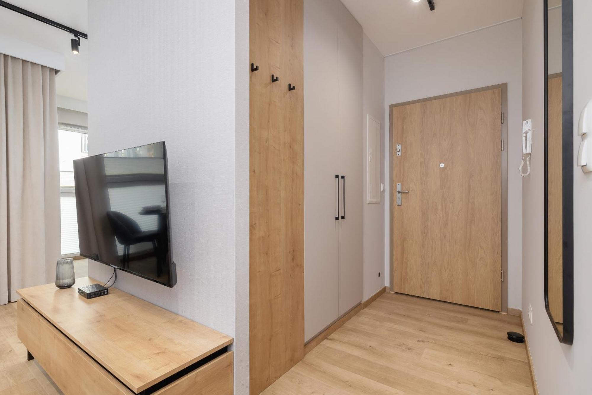 Bright Apartment In Krakow With Garden, Air Conditioning, Parking And Desk By Renters Prestige Экстерьер фото