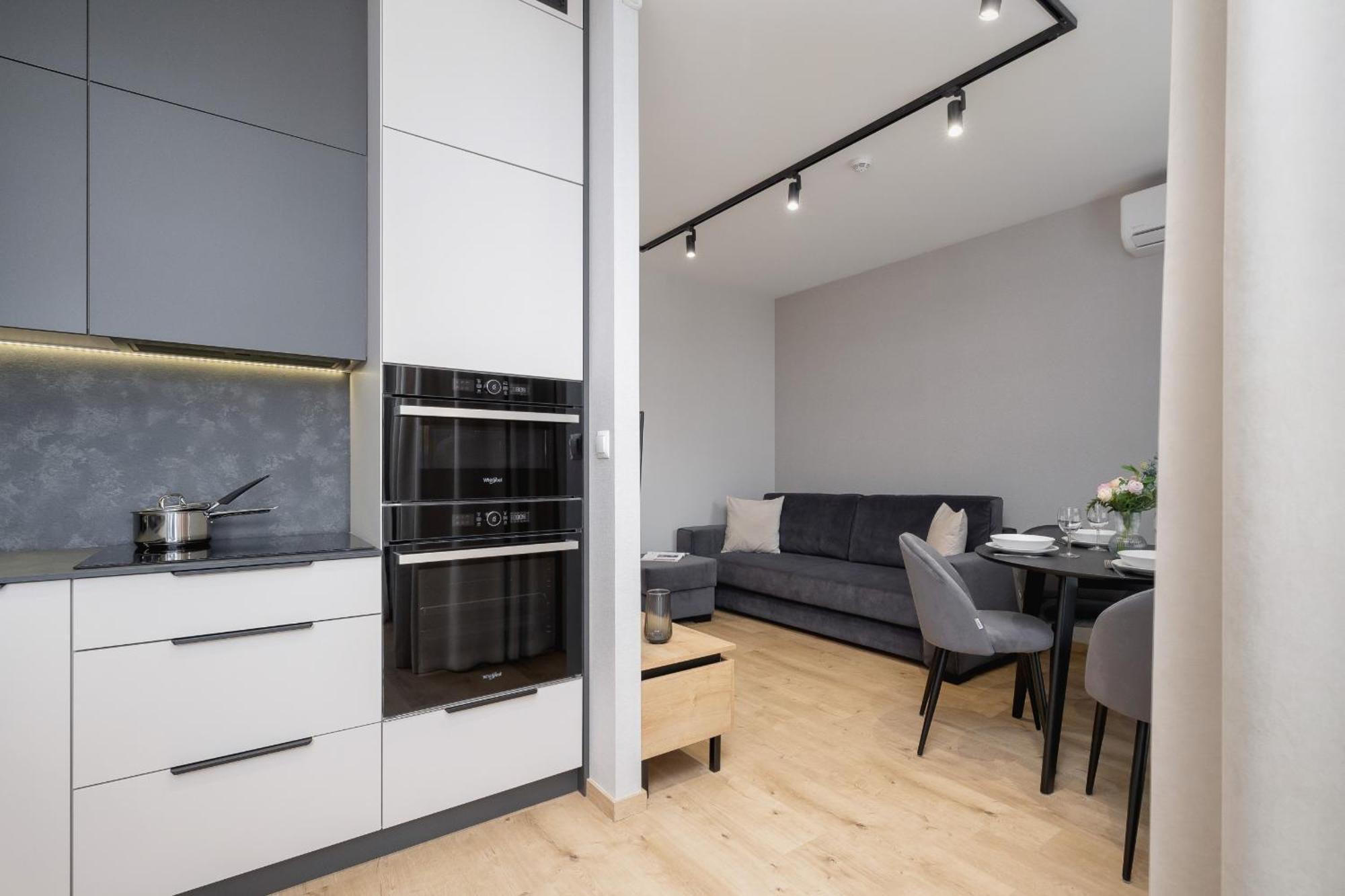 Bright Apartment In Krakow With Garden, Air Conditioning, Parking And Desk By Renters Prestige Экстерьер фото