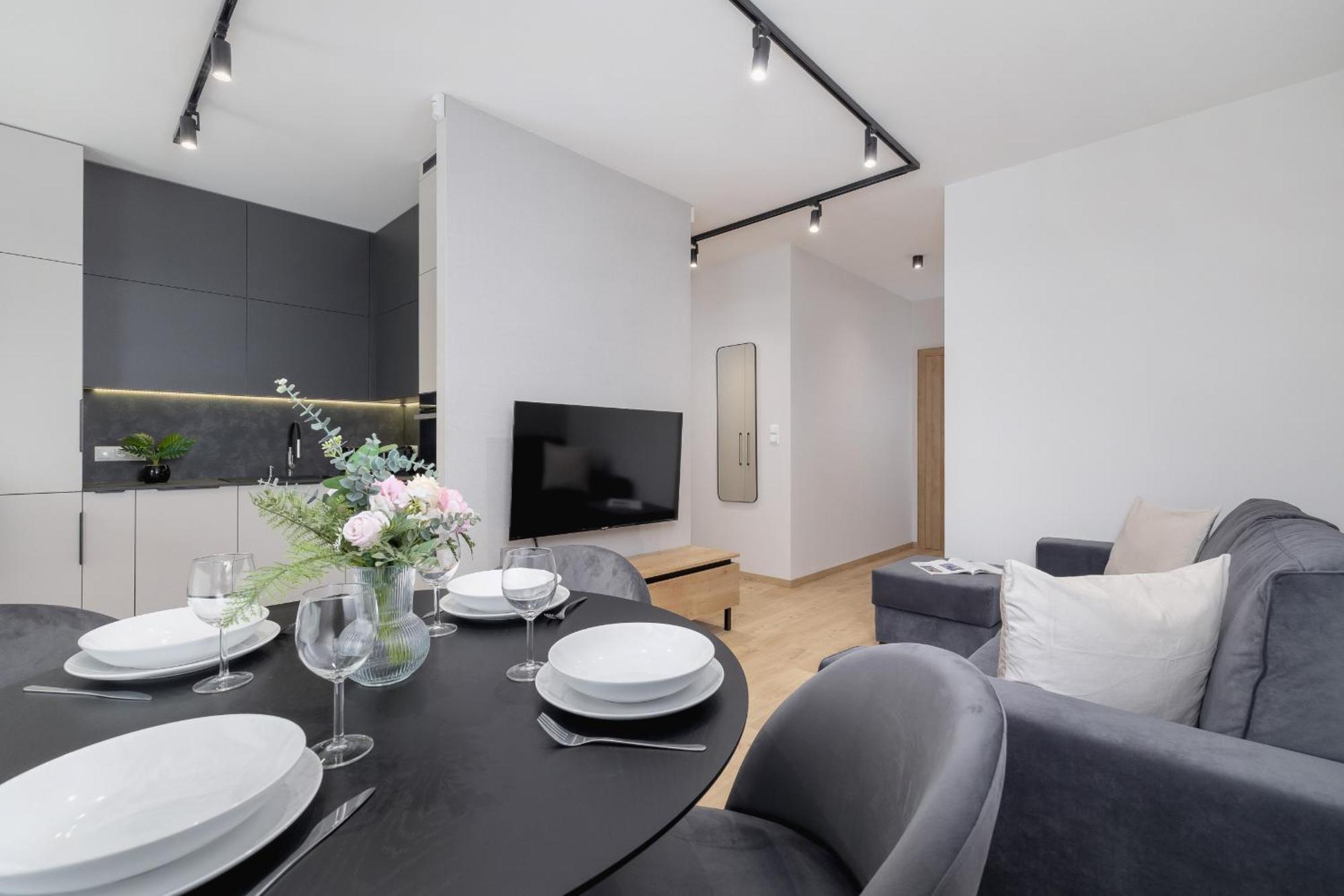 Bright Apartment In Krakow With Garden, Air Conditioning, Parking And Desk By Renters Prestige Экстерьер фото
