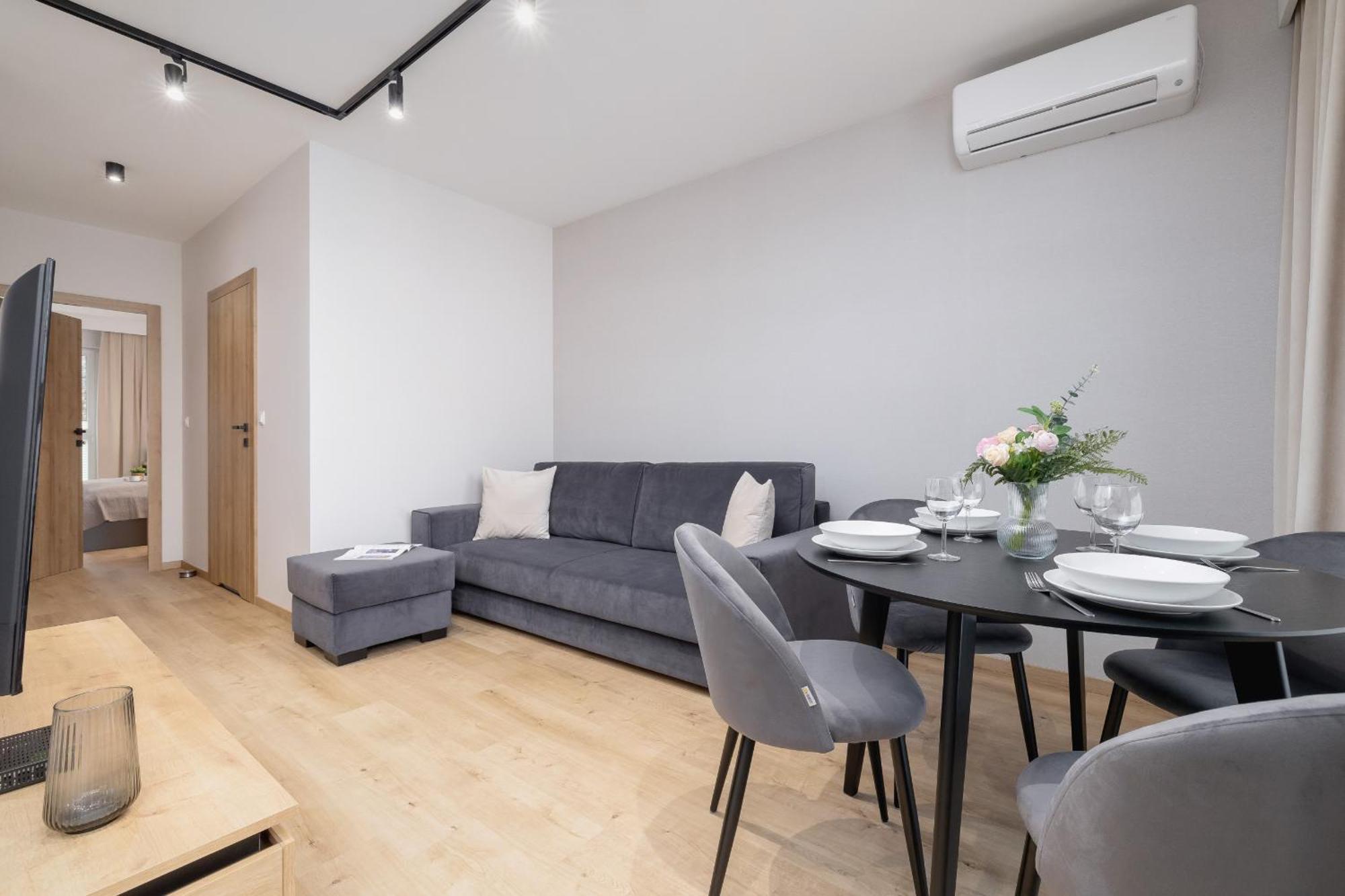 Bright Apartment In Krakow With Garden, Air Conditioning, Parking And Desk By Renters Prestige Экстерьер фото